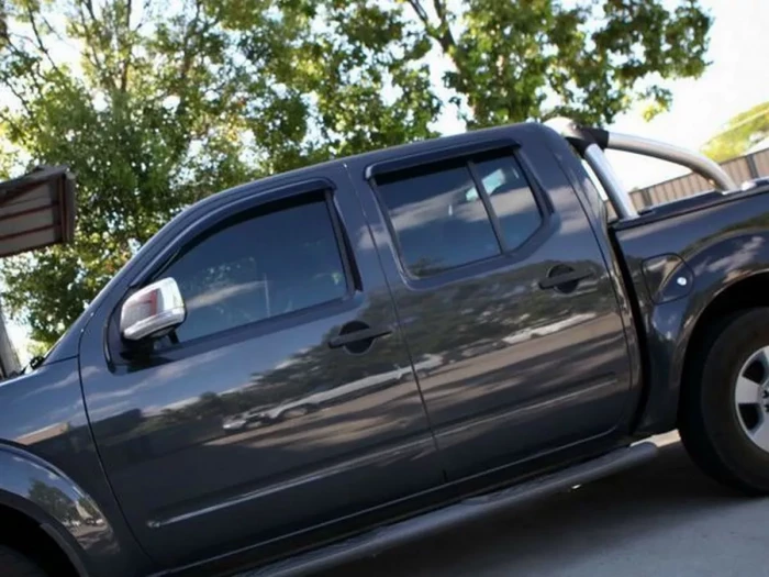 Дефлекторы окон Nissan Navara III (D40; 05-14) 4D - Hic (накладные) 3