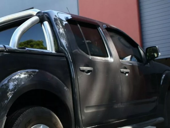 Дефлекторы окон Nissan Navara III (D40; 05-14) 4D - Hic (накладные) 4