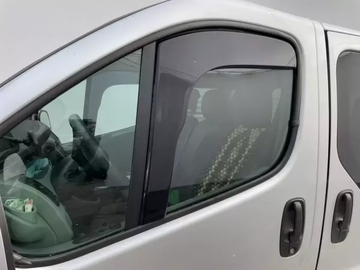 Дефлектори вікон Opel Vivaro A (01-14) - Heko (вставні) 4