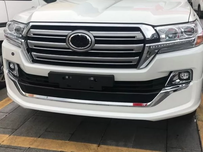 Накладки на бампер Toyota LC 200 (16-21) - GT 2019 стиль (белые) 3