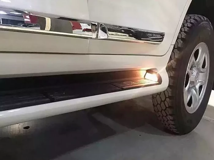 Пороги боковые Toyota LC 200 (07-21) - 2016 стиль (белые) 2