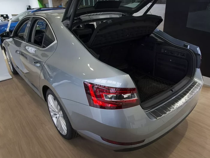 Накладка на задній бампер Skoda Superb III (3V; 15-24) Liftback - Avisa (срібна) 4