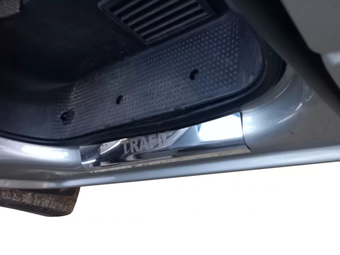Накладки на дверні пороги Renault Trafic II (01-14) - Carmos 4