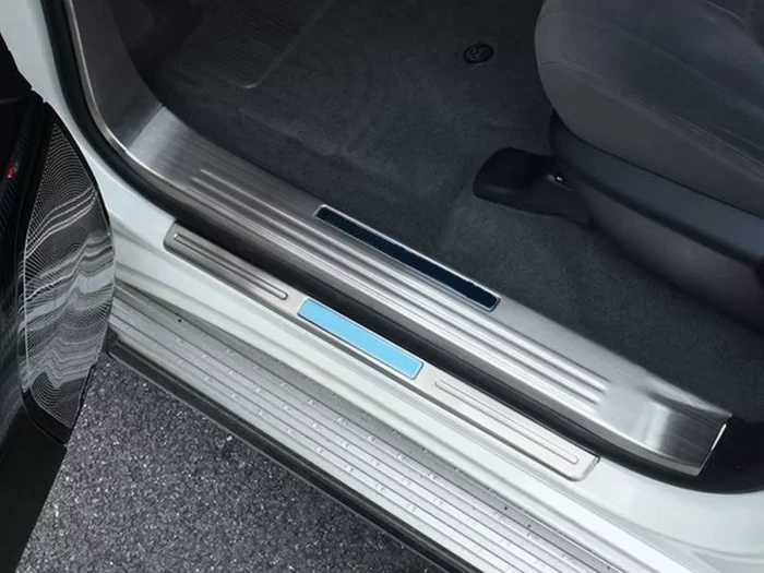 Накладки на пороги дверей Toyota LC 200 (07-21) - Led 2