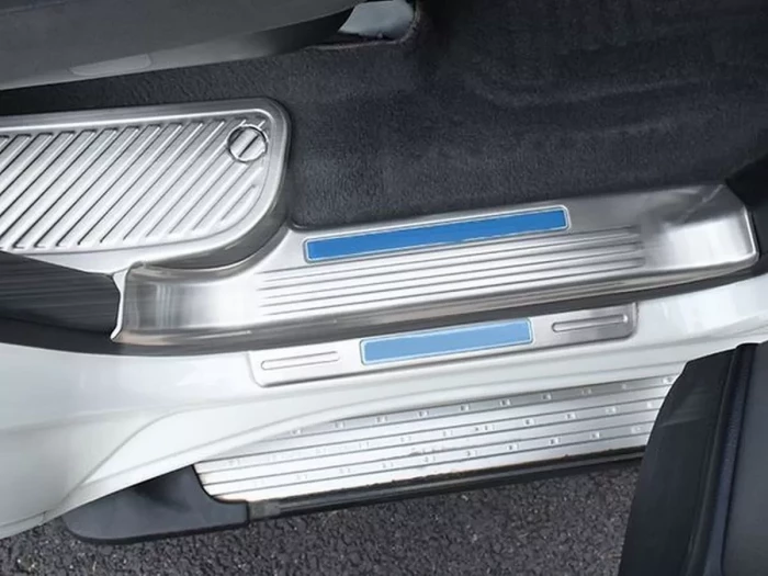 Накладки на пороги дверей Toyota LC 200 (07-21) - Led 3