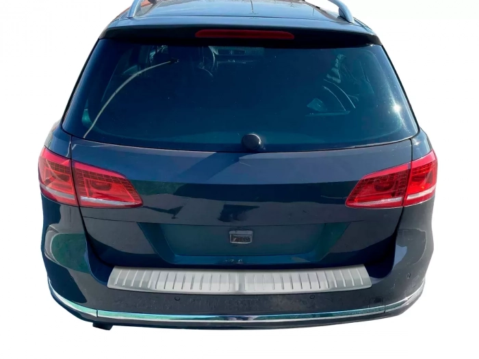 Накладка на бампер VW Passat B7 (11-15) Универсал - Omsa (матовая) 4