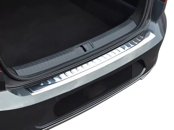 Накладка на задний бампер VW Passat B8 (3G; 15-22) Седан - Carmos (хром) 4