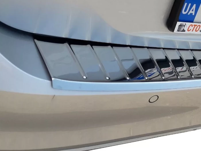 Накладка на задний бампер VW Passat B8 (3G; 15-22) Универсал - Carmos (хром) 3