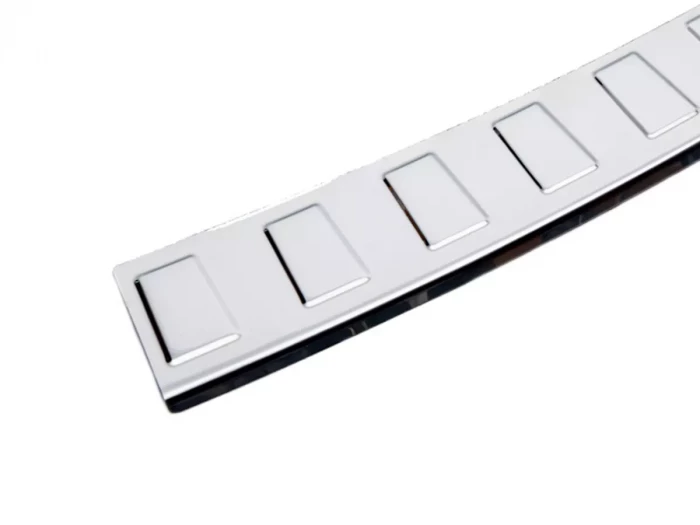 Накладка на задній бампер VW Golf IV (97-06) 5D Хетчбек - Carmos (хром) 3