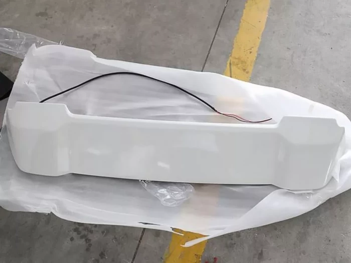 Спойлер верхний Toyota LC 200 (16-21) - со стоп-сигналом (белый) 7