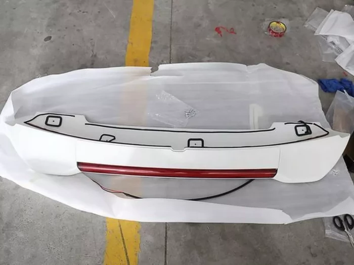 Спойлер верхний Toyota LC 200 (16-21) - со стоп-сигналом (белый) 8