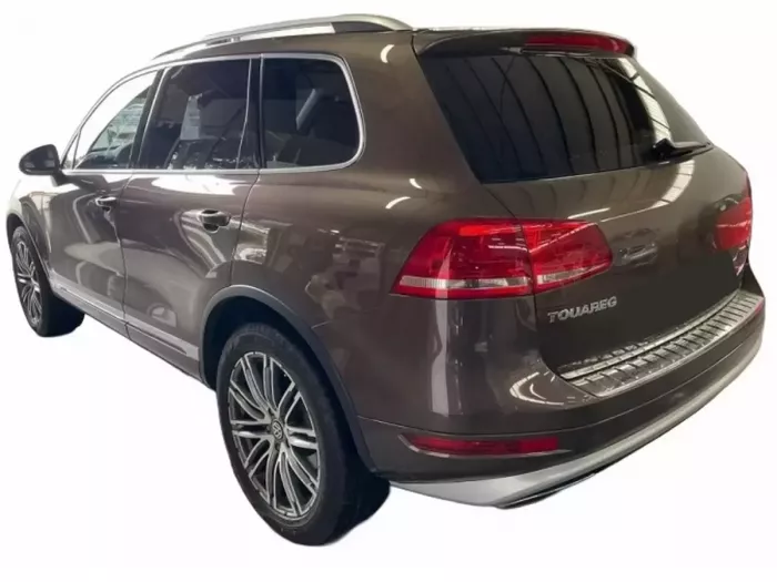 Накладка заднього бампера VW Touareg II (7P; 10-14) - під фарбування 7