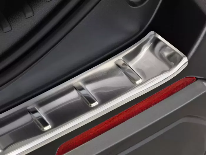 Накладка на задній бампер Toyota Rav4 VI (XA60; 26-) - Avisa (срібна) 4