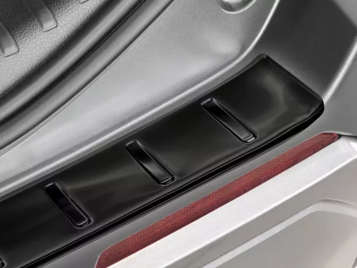 Накладка на задній бампер Toyota Rav4 VI (XA60; 26-) - Avisa (графітова) 4