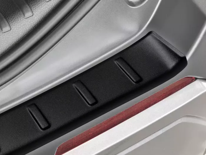 Накладка на задній бампер Toyota Rav4 VI (XA60; 26-) - Avisa (чорна) 4