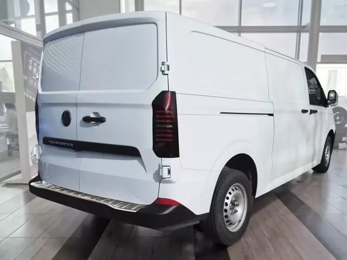 Накладка на задній бампер VW T7 Transporter (24-) - Avisa (срібна) 7