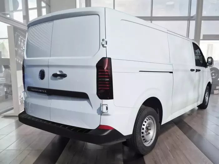 Накладка на задній бампер VW T7 Transporter (24-) - Avisa (чорна) 7
