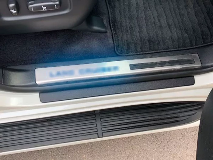 Внутренние пороги Toyota LC 200 (07-21) - Led (чёрные) 5