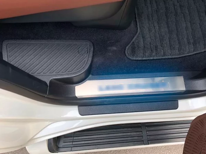 Внутренние пороги Toyota LC 200 (07-21) - Led (чёрные) 6