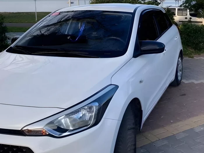 Чёрные накладки на зеркала Hyundai i20 II (GB; 14-20) - Bat стиль (без поворотников) 7