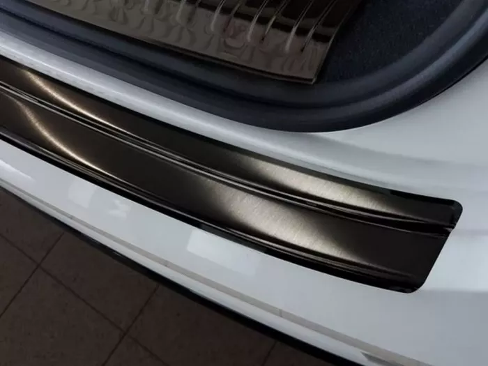 Накладка на задний бампер Audi Q8 (18-) - Avisa (чёрная) 2