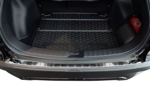 Накладка на задний бампер Toyota Corolla Cross (XG10; 22-) - Avisa (серебряная) 5