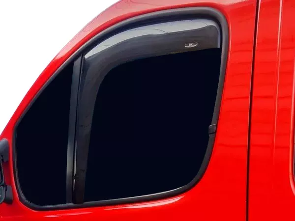 Дефлектори вікон Renault Trafic II (01-14) - Hic (вставні)