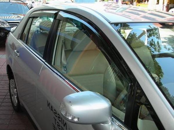 Дефлекторы окон Nissan Tiida I (C11; 04-11) Sedan - Hic (накладные)