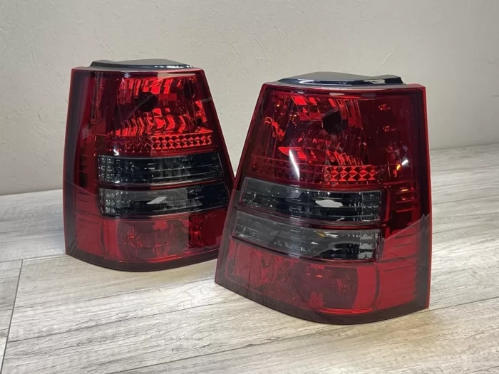 Фонари задние VW Bora A4 (99-06) Универсал - красно-дымчатые 3
