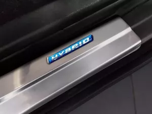 Накладки на пороги Toyota Rav4 V (XA50; 19-) - Avisa (серебряные) 2