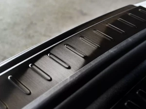 Накладка на задний бампер Porsche Macan I (95B; 14-26) - Avisa (черная) 3