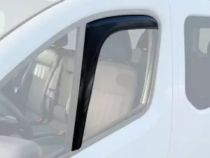 Дефлектори вікон Renault Trafic III (14-) - Hawk (вставні)