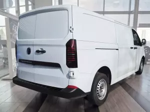 Накладка на задній бампер VW T7 Transporter (24-) - Avisa (чорна) 7