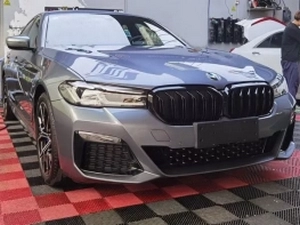 Решётка BMW 5 G30 / G31 LCI (20-23) - двойные рёбра (глянцевая) 4