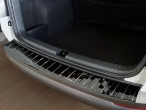 Накладка на бампер Skoda Karoq (NU7; 17-) - Avisa (чёрная глянцевая) 3