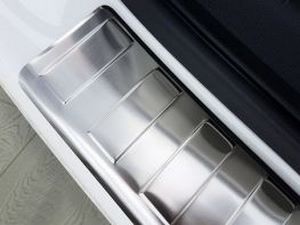 Накладка на бампер VW T6 (15-23) распашые двери - Avisa (стальная) 4