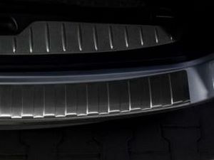 Накладка на бампер BMW 5 F11 (10-17) - Avisa (чёрная) 7
