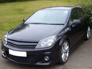 Решётка радиатора OPEL Astra H GTC (2005+) 3D - чёрная без логотипа 3 3