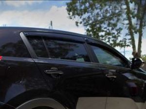 Дефлекторы окон Kia Sportage III (SL; 10-15) - Hic (накладные) 4